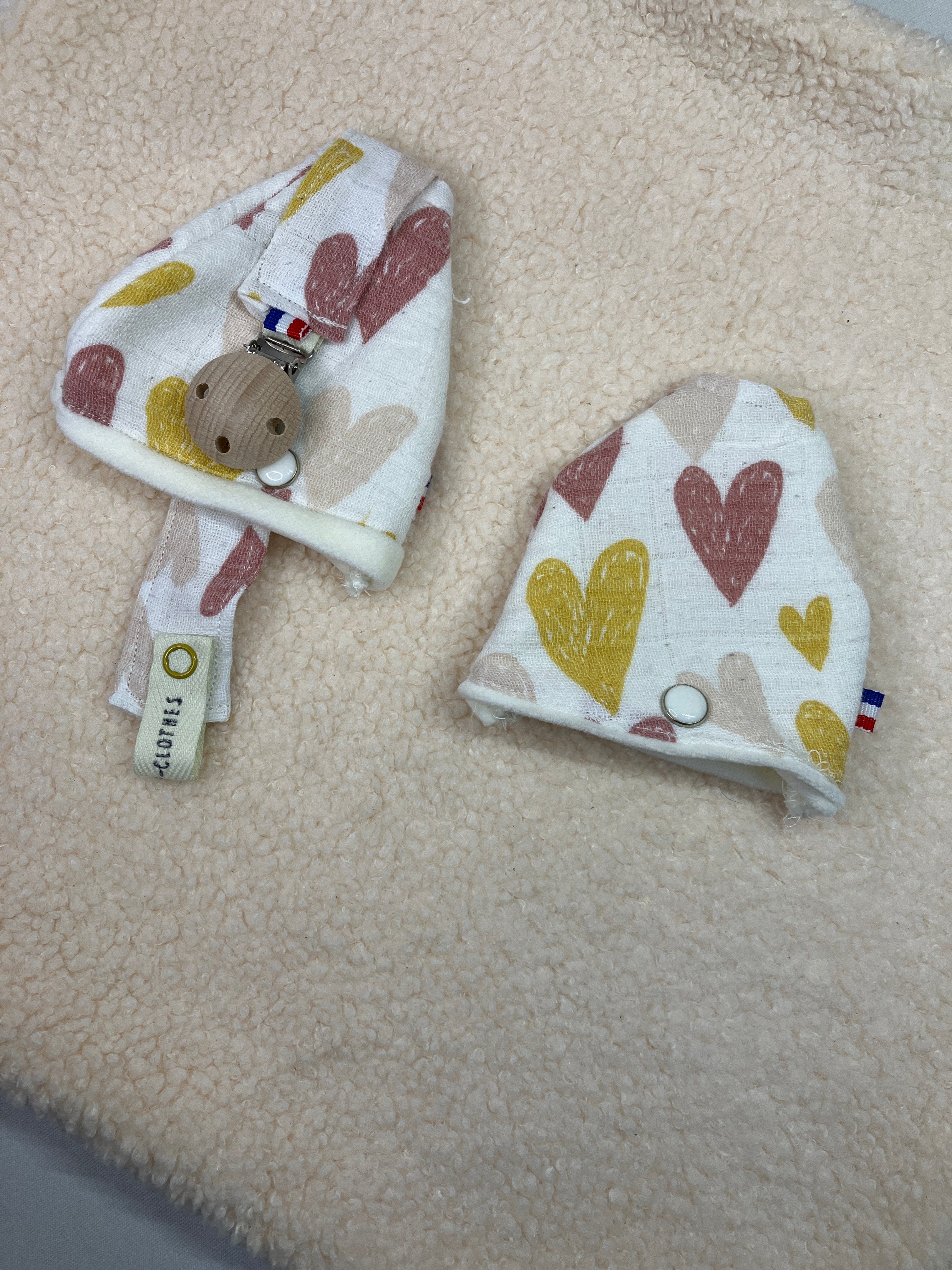 Ensemble cloche + attache tétine cœur assortis