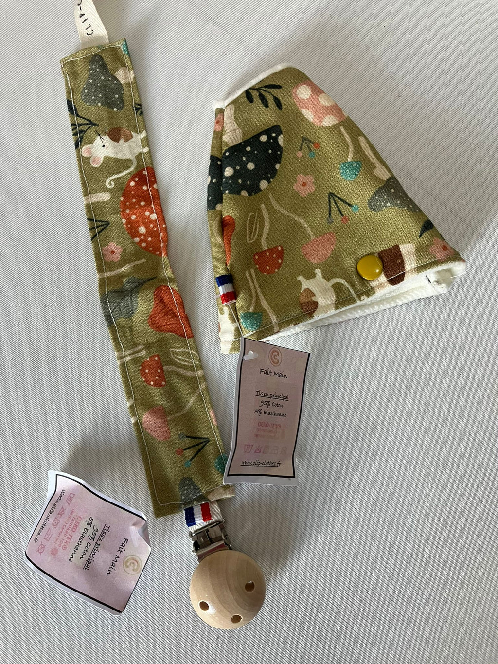 Ensemble cloche + attache tétine champignons assortis